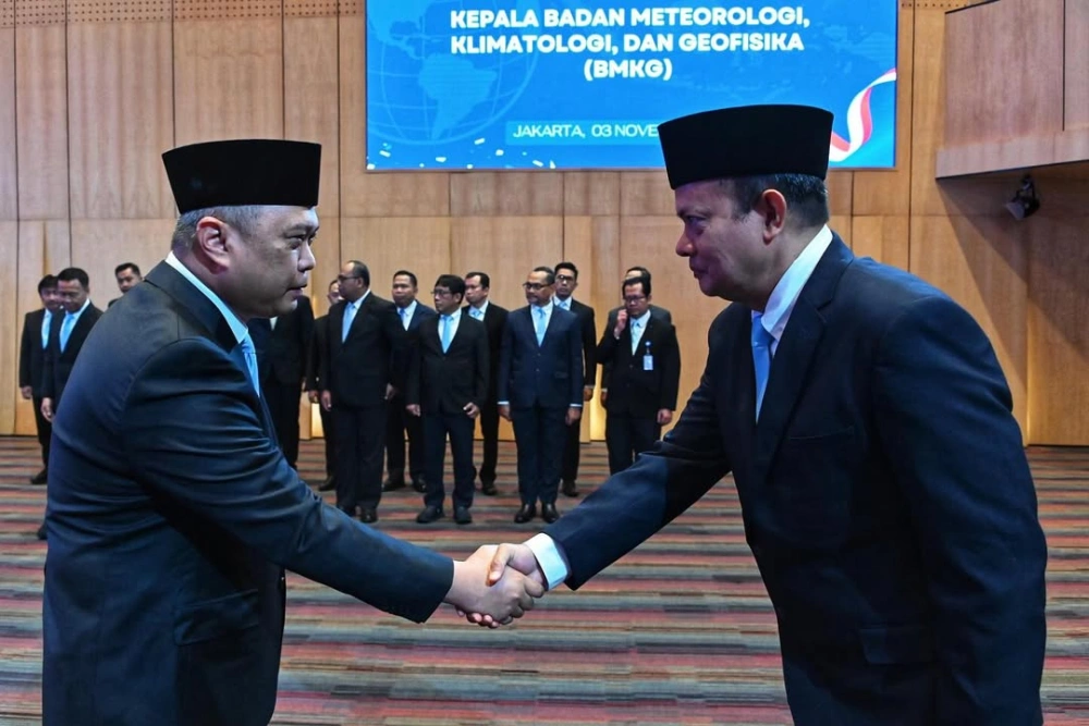 Menhub Duddy Purwagandhi melantik Kepala BMKG Teuku Faisal Fathani. [Instagram @dudypdaily]]